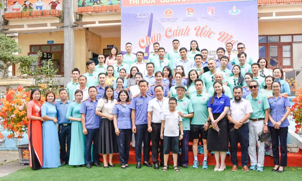 Tặng quà, học bổng cho học sinh Trường Phổ thông dân tộc nội trú Hoành Bồ (TP Hạ Long)