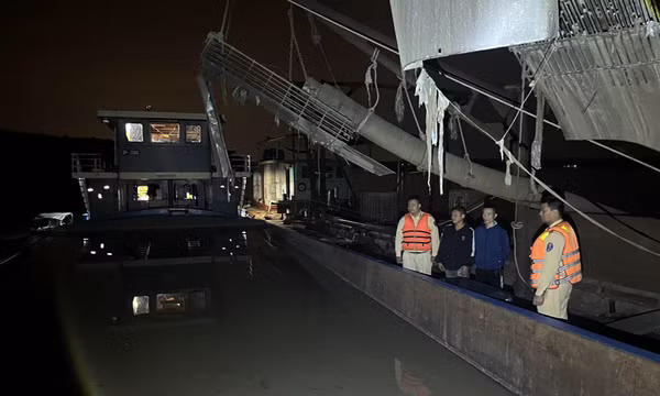 Mật phục, bắt giữ cát tặc đang "ăn hàng" trên sông Hồng