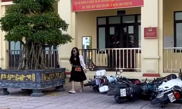 Công an Hải Phòng thông tin vụ người phụ nữ chửi bới, đạp đổ nhiều xe máy tại trụ sở UBND xã