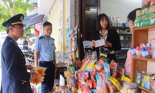 Nhiều địa phương, đơn vị kiểm tra vệ sinh an toàn thực phẩm khu vực cổng trường 