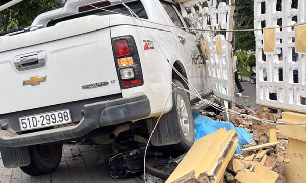 Tây Ninh: Ô tô tông chết người phụ nữ đang dừng xe chờ đèn đỏ