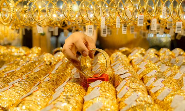 Muốn tích lũy lâu dài, nên gửi tiết kiệm hay mua vàng?