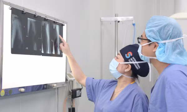 Cô gái 18 tuổi gần đứt rời cánh tay do kẹt áo chống nắng vào bánh xe