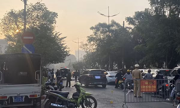 Người đi bộ tử vong sau va chạm với ô tô Mercedes ở Hà Nội