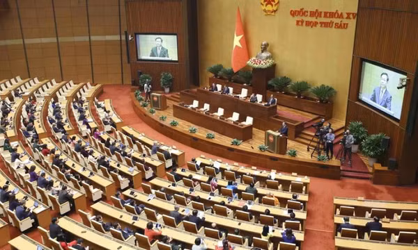 Đại biểu biểu quyết thông qua Nghị quyết Kỳ họp thứ 6, Quốc hội khóa XV