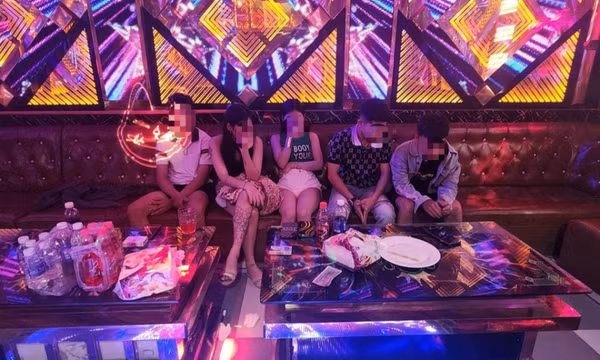 30 nam nữ mở tiệc ma túy trong quán karaoke