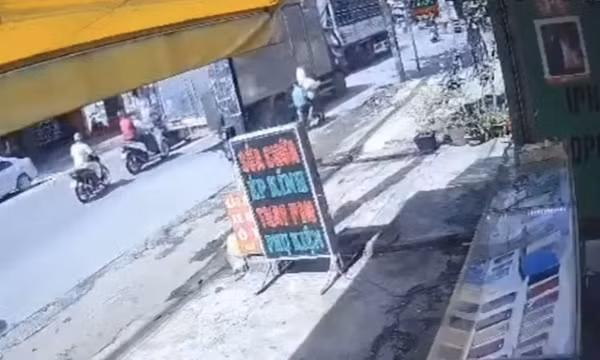 Xe đạp điện va chạm xe tải ở Đồng Nai, bé trai 8 tuổi tử vong