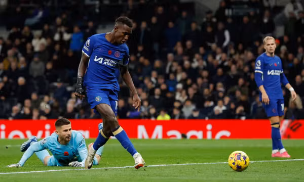 Chelsea đè bẹp Tottenham khi chơi hơn hai người