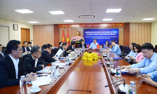 Đoàn cán bộ quản lý báo chí CHDCND Lào thăm và làm việc tại Trung tâm Truyền thông tỉnh