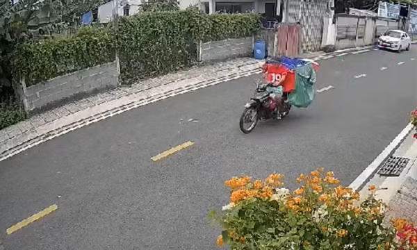 Nam shipper ở TPHCM bị trộm xe hàng, đuổi theo kẻ gian trong vô vọng