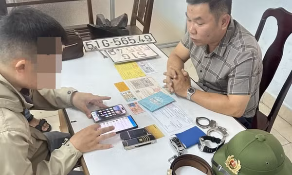 Đại tá công an giả, đi xe biển số xanh 80A giả, gặp công an thật