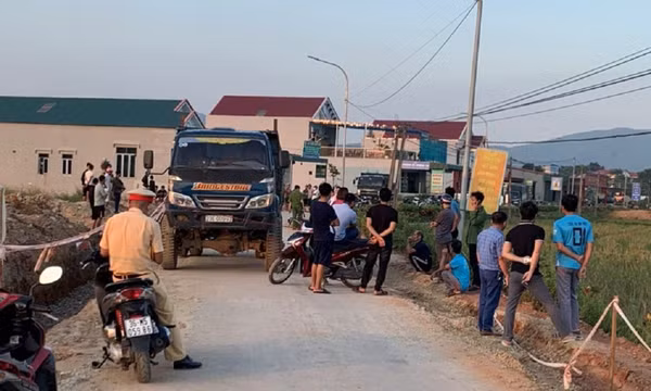 Một học sinh lớp 9 bị xe tải cán tử vong khi đi qua đường đang thi công
