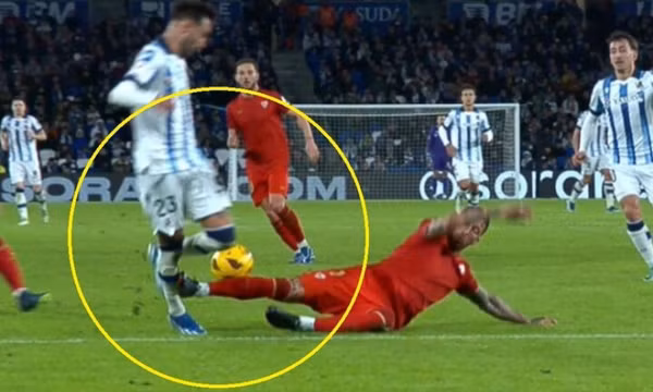 Đạp thẳng chân đối thủ, Sergio Ramos lập kỷ lục thẻ đỏ