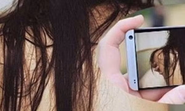 Xông vào nhà nghỉ quay clip người tình quan hệ với người đàn ông khác rồi tống tiền