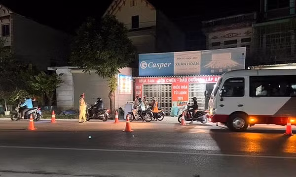 Thấy CSGT, nam thanh niên quay đầu bỏ chạy, tông gãy chân một chiến sĩ