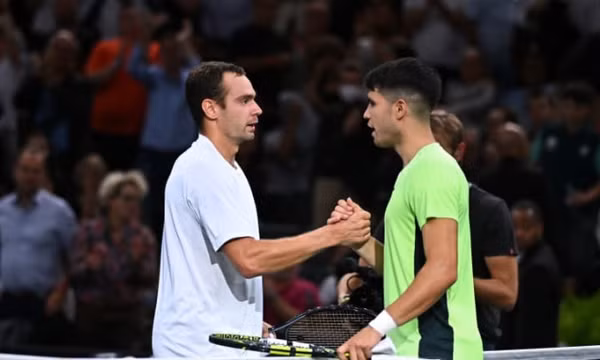 Alcaraz thua sốc trận ra quân Paris Masters