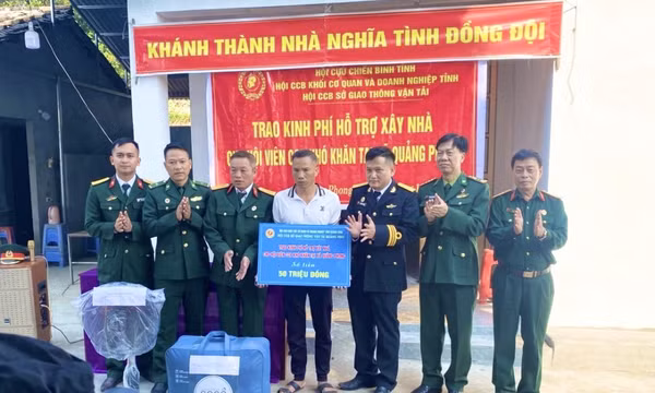 Trao tặng nhà nghĩa tình cho hội viên CCB khó khăn