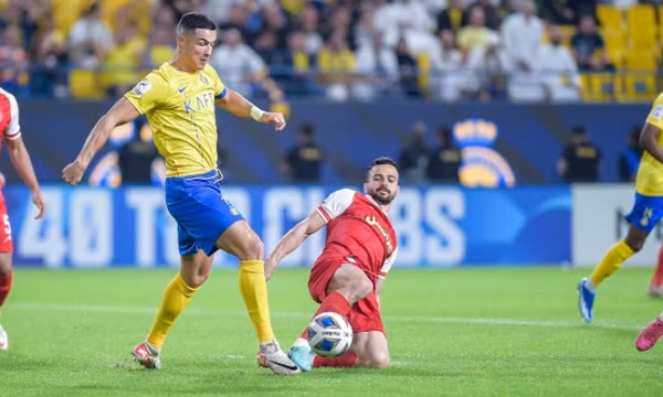 Ronaldo xin trọng tài hủy phạt đền của đội nhà