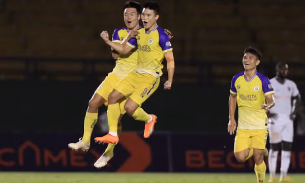 Phạm Tuấn Hải ghi siêu phẩm từ giữa sân ở V-League