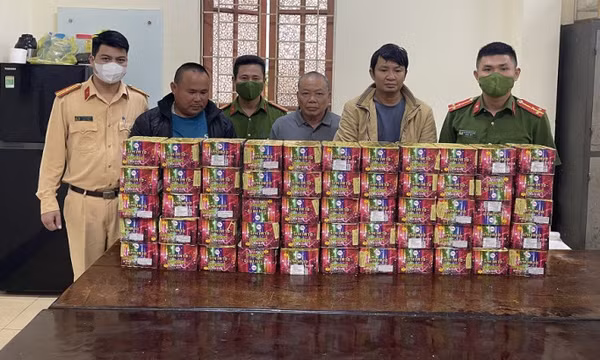 Bắt 3 đối tượng tàng trữ pháo nổ