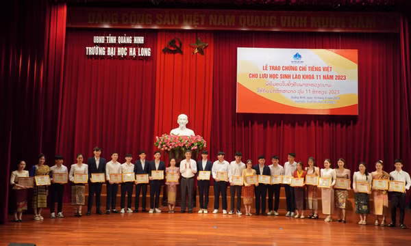 Trường Đại học Hạ Long trao chứng chỉ tiếng Việt cho lưu học sinh Lào khóa 11 năm 2023