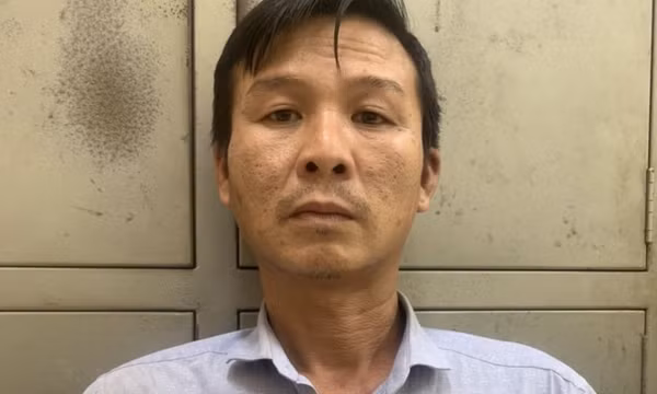 Người tấn công cảnh sát trong trụ sở bị bắt giam