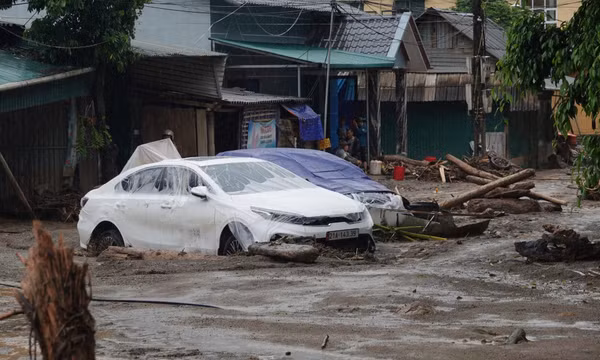 Cảnh nhà cửa bị lũ cuốn trôi, xe cộ bị chôn vùi dưới dòng nước xiết ở Yên Bái