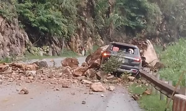 Đá lăn đè trúng ôtô