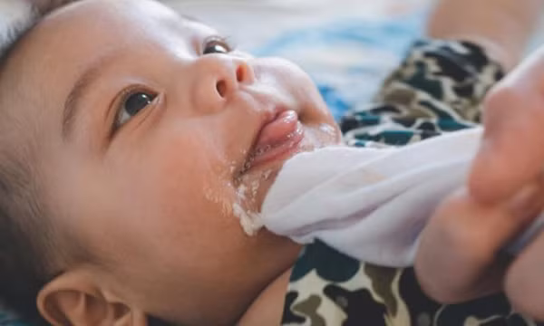 Bình Phước: Làm rõ vụ bé trai 2 tuổi tử vong nghi do sặc sữa