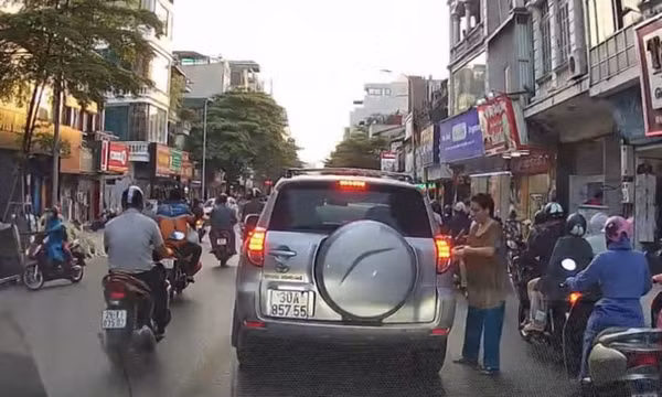 Nguy cơ mất ATGT khi người xin tiền tràn ra lòng đường