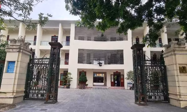 Trèo lên mái tôn lấy bóng, nam sinh lớp 6 bị điện giật tử vong