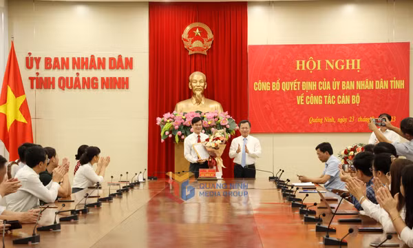 Công bố quyết định về công tác cán bộ
