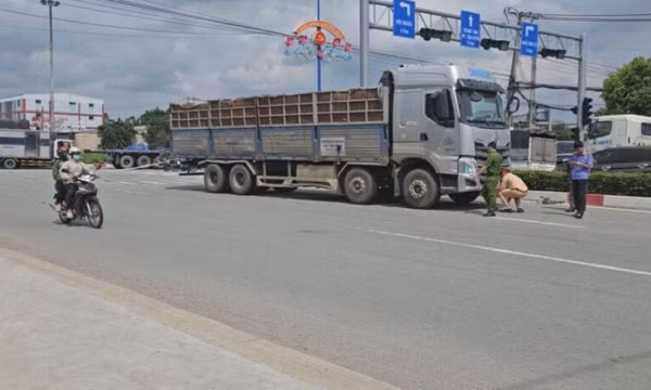 Xe tải va chạm xe máy, hai nam thanh niên tử vong thương tâm