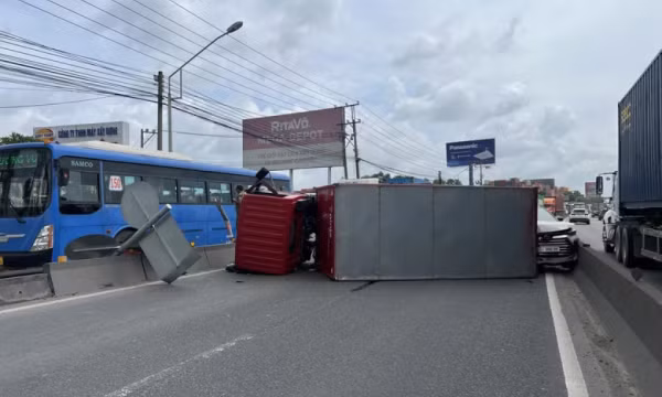 Xe tải tông dải phân cách, lật nhào rồi văng trúng ô tô 7 chỗ, QL1 ùn tắc nghiêm trọng