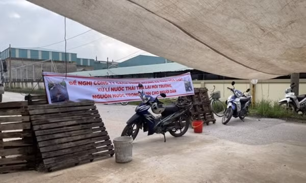 Vĩnh Phúc: Người dân chặn cổng của công ty gạch ốp lát gây ô nhiễm