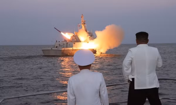 Ông Kim Jong-un giám sát phóng thử tên lửa hành trình