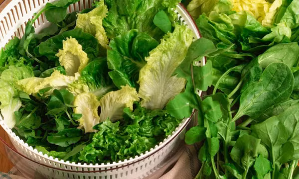 Những người nên tránh xa rau sống