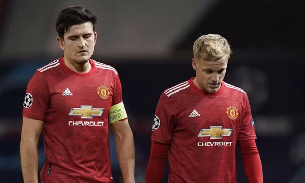 MU méo mặt, nguy cơ bán hụt Harry Maguire lẫn Van de Beek