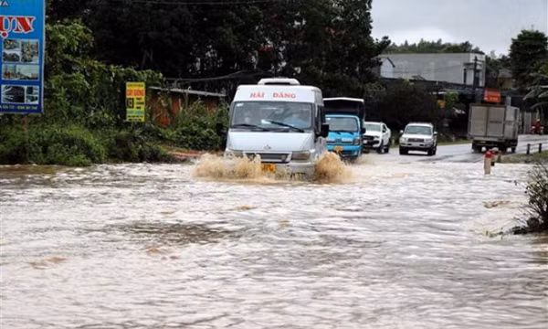 Đông Bắc Bộ nhiều mây, sáng có mưa vừa, mưa to