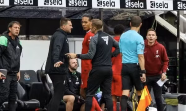 Van Dijk nguy cơ bị phạt nặng