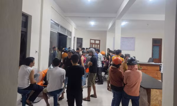 Hàng trăm người vây trụ sở điện lực vì bị lén lấy thông tin cá nhân