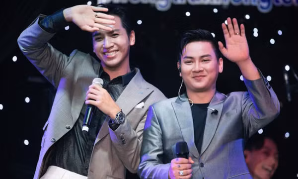 Bạch Công Khanh vui khi hát chung với Hoài Lâm