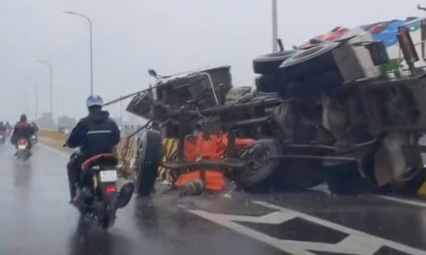 Xe bồn gãy cầu, lật nghiêng do đâm rào chắn trên cầu Như Nguyệt