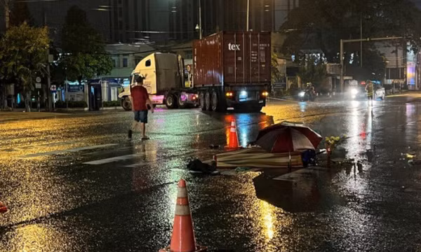 Nam sinh đi xe máy tử vong sau va chạm với xe container