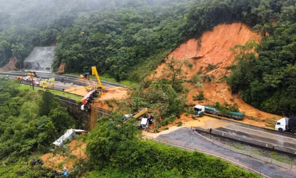 Sạt lở xảy ra do đâu, vì sao không thể báo trước?