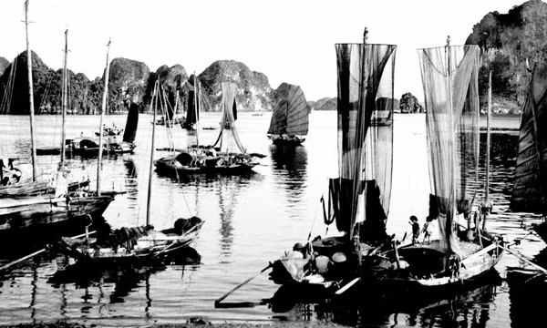 Thuyền và biển - Đá và nước