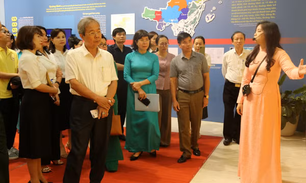 Khai mạc Triển lãm chuyên đề “Quảng Ninh-60 năm lịch sử qua tài liệu lưu trữ”