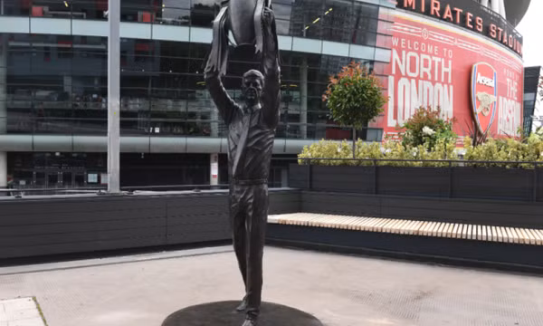 Arsenal ra mắt tượng HLV Wenger tại sân Emirates