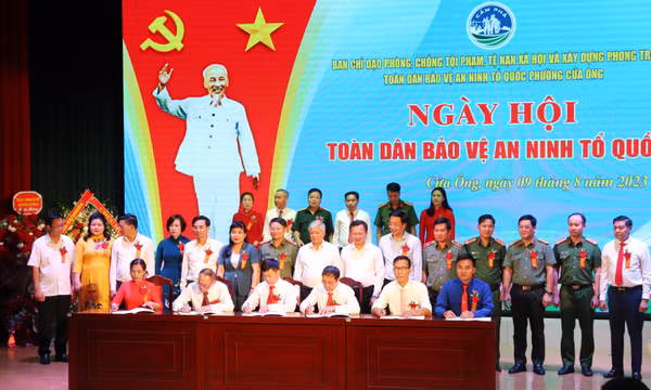 Đồng chí Chủ tịch Ủy ban MTTQ Việt Nam dự “Ngày hội toàn dân bảo vệ an ninh Tổ quốc” tại Quảng Ninh
