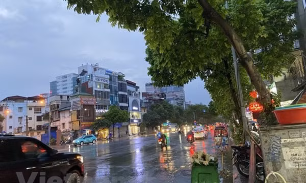 Mưa dông xuất hiện trên cả nước, các vùng biển đề phòng sóng lớn
